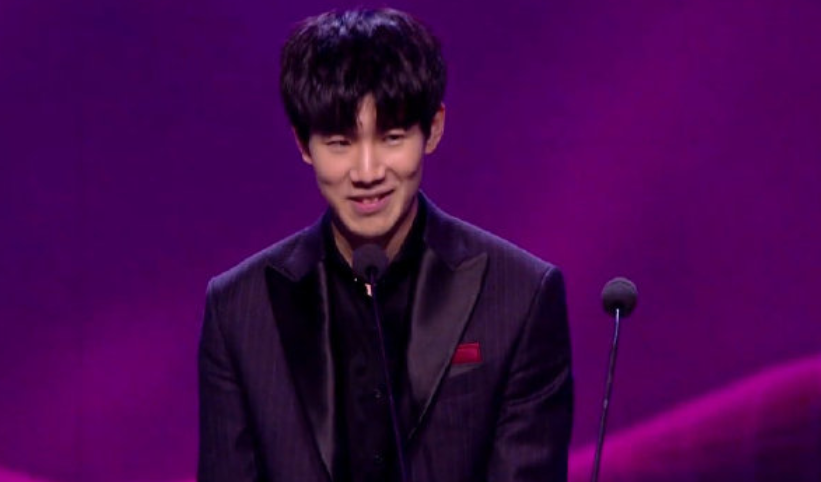 DRX 3-2 T1获得2022英雄联盟全球总决赛冠军，上单Kingen FMVP