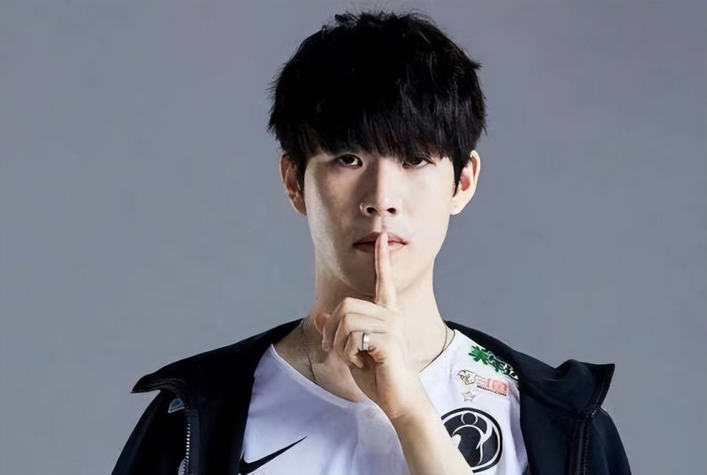 Leviatán 宣布 Desmo 晋升为主教练，接替 itopata 的职位