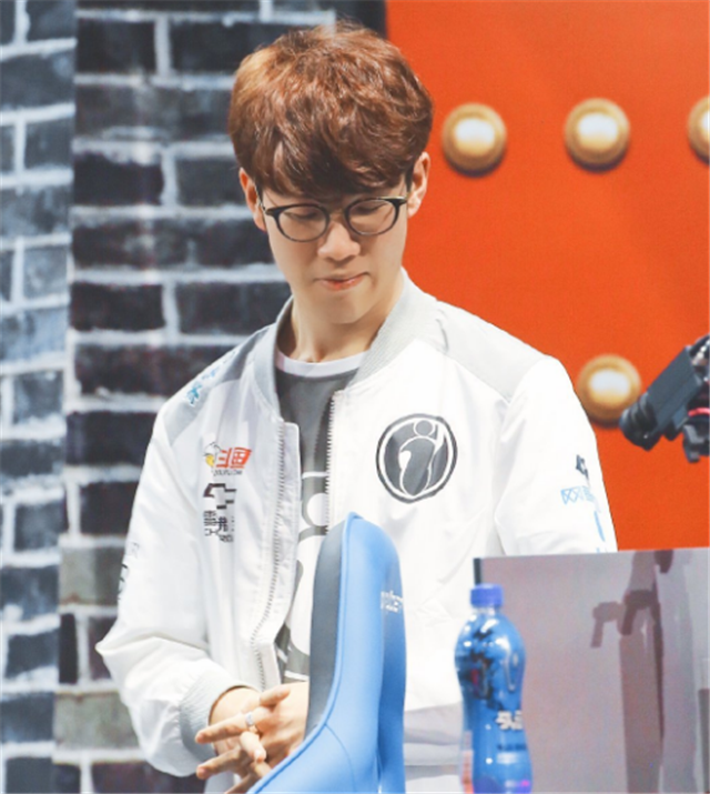 rookie 拯救了这个家庭！元神沙皇棋距离 Invictus Gaming 的好局仅一步之遥，夺回了一座城市